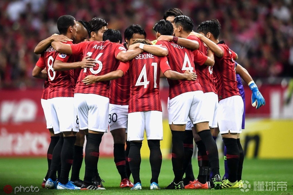 球队在新赛季中继续保持领先位置英文